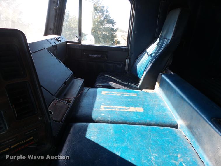 image for item DB1265 1986 Freightliner semi truck