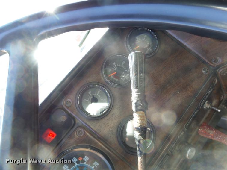 image for item DB1265 1986 Freightliner semi truck