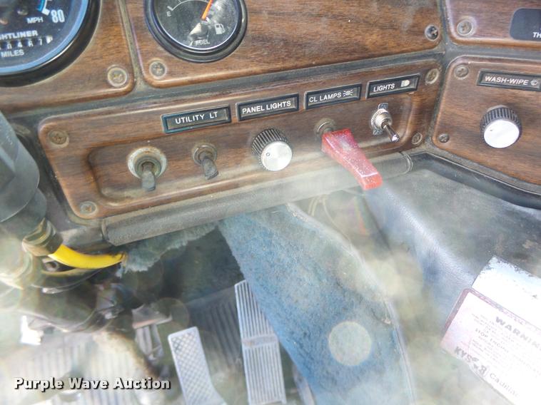 image for item DB1265 1986 Freightliner semi truck