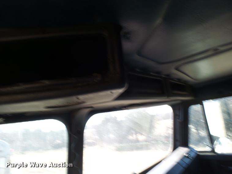 image for item DB1265 1986 Freightliner semi truck