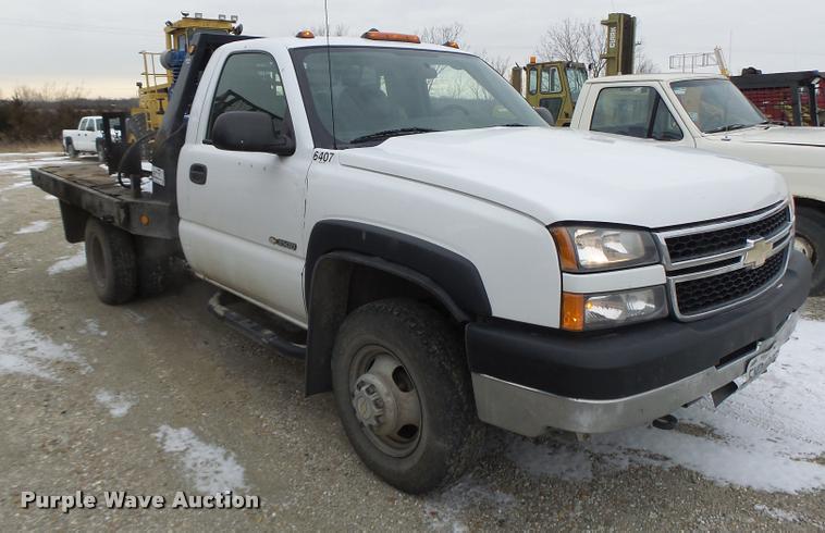 image for item DB1268 2006 Chevrolet Silverado 3500 flatbed pickup truck
