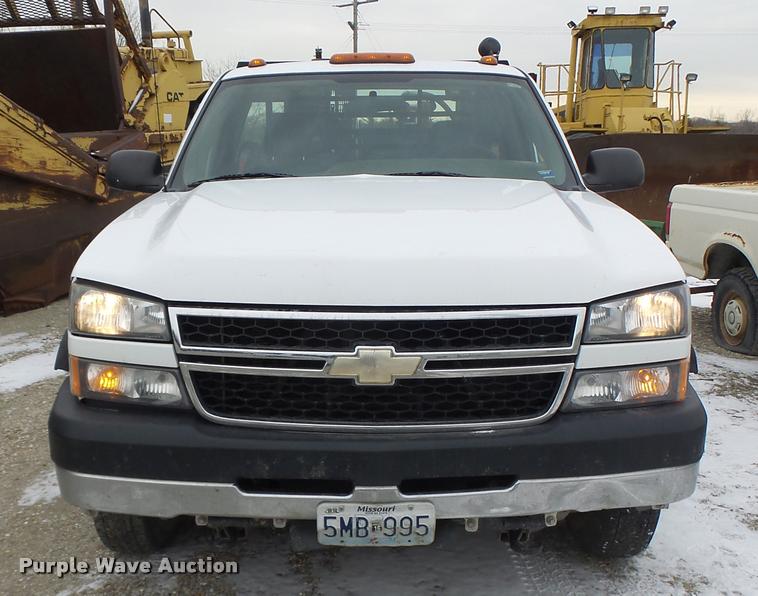 image for item DB1268 2006 Chevrolet Silverado 3500 flatbed pickup truck
