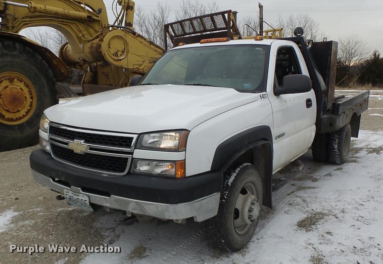 image for item DB1268 2006 Chevrolet Silverado 3500 flatbed pickup truck