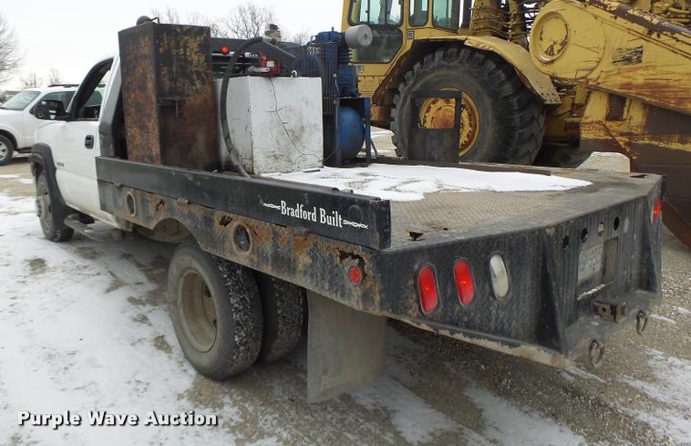 image for item DB1268 2006 Chevrolet Silverado 3500 flatbed pickup truck