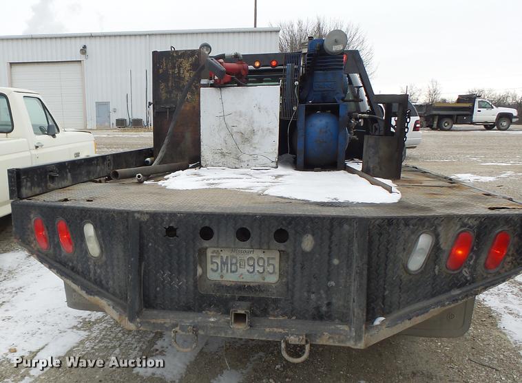 image for item DB1268 2006 Chevrolet Silverado 3500 flatbed pickup truck