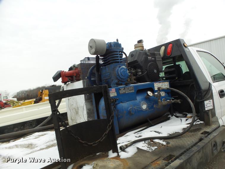 image for item DB1268 2006 Chevrolet Silverado 3500 flatbed pickup truck