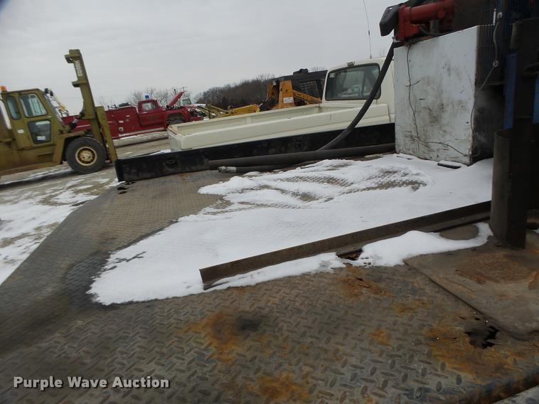 image for item DB1268 2006 Chevrolet Silverado 3500 flatbed pickup truck