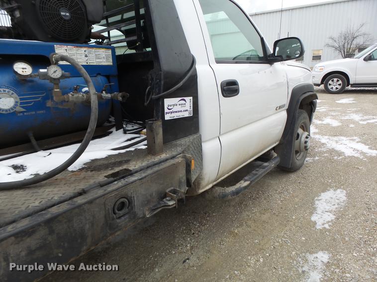 image for item DB1268 2006 Chevrolet Silverado 3500 flatbed pickup truck