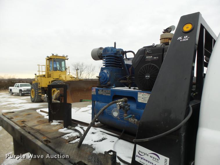 image for item DB1268 2006 Chevrolet Silverado 3500 flatbed pickup truck