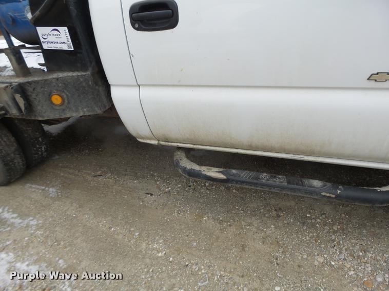 image for item DB1268 2006 Chevrolet Silverado 3500 flatbed pickup truck