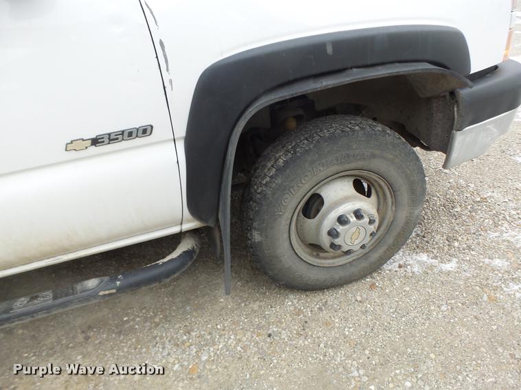 image for item DB1268 2006 Chevrolet Silverado 3500 flatbed pickup truck