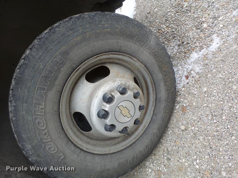 image for item DB1268 2006 Chevrolet Silverado 3500 flatbed pickup truck