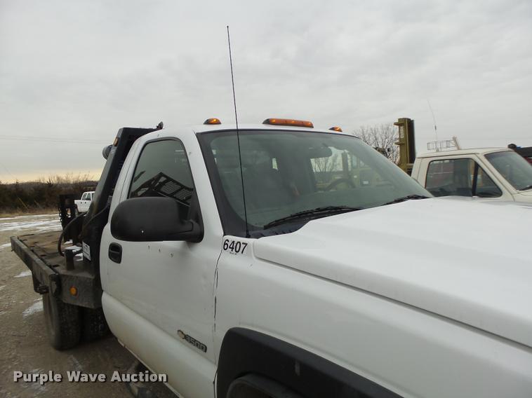 image for item DB1268 2006 Chevrolet Silverado 3500 flatbed pickup truck