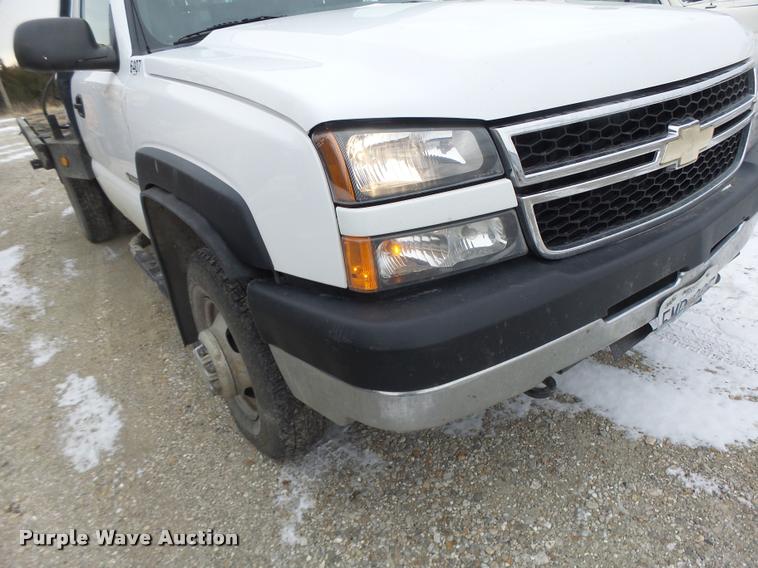 image for item DB1268 2006 Chevrolet Silverado 3500 flatbed pickup truck