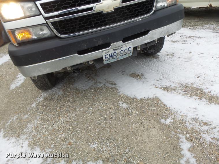 image for item DB1268 2006 Chevrolet Silverado 3500 flatbed pickup truck