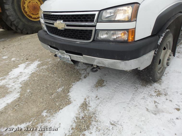 image for item DB1268 2006 Chevrolet Silverado 3500 flatbed pickup truck