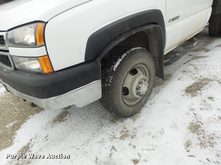 image for item DB1268 2006 Chevrolet Silverado 3500 flatbed pickup truck
