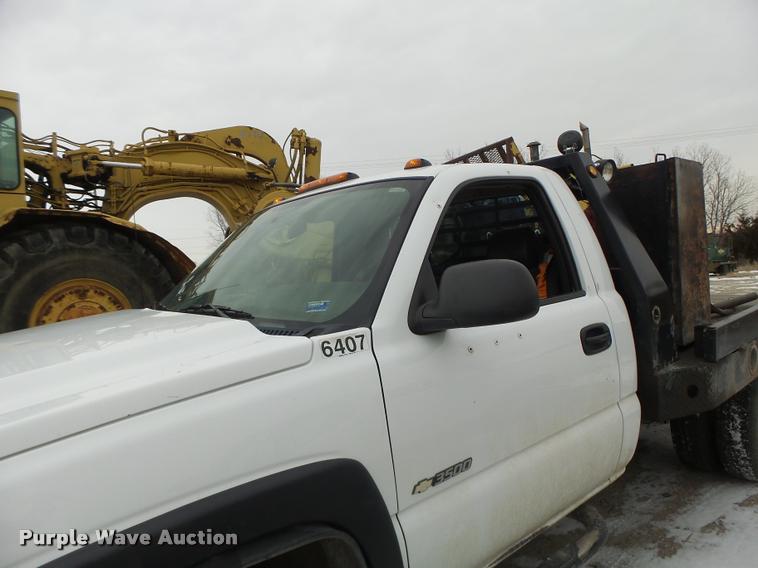 image for item DB1268 2006 Chevrolet Silverado 3500 flatbed pickup truck