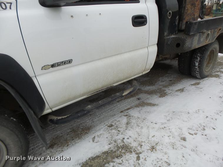 image for item DB1268 2006 Chevrolet Silverado 3500 flatbed pickup truck