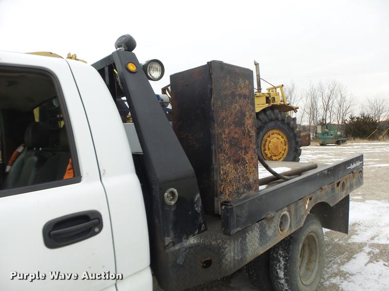 image for item DB1268 2006 Chevrolet Silverado 3500 flatbed pickup truck