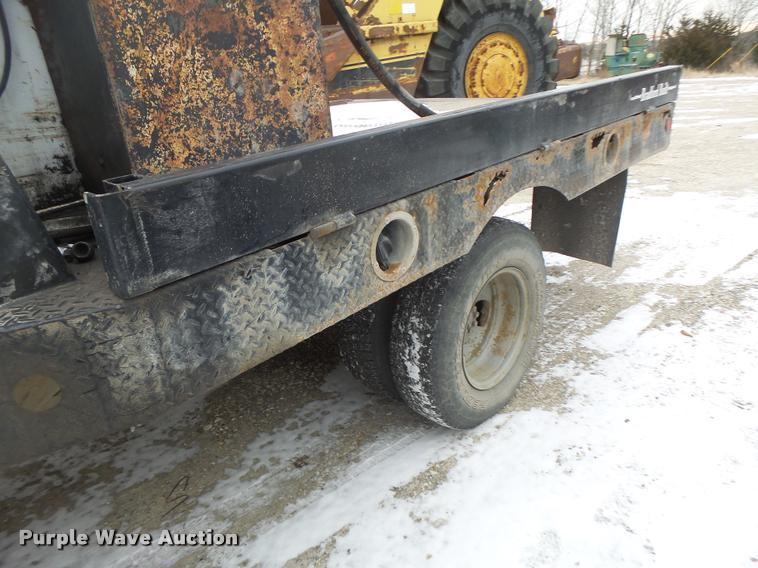 image for item DB1268 2006 Chevrolet Silverado 3500 flatbed pickup truck