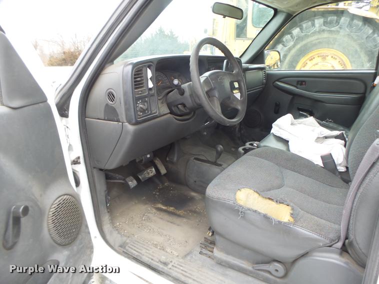 image for item DB1268 2006 Chevrolet Silverado 3500 flatbed pickup truck