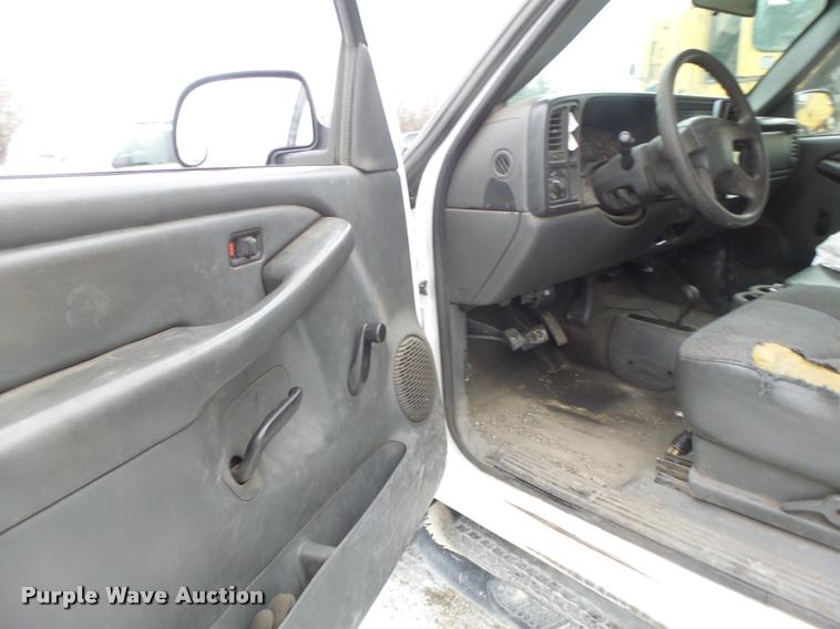 image for item DB1268 2006 Chevrolet Silverado 3500 flatbed pickup truck