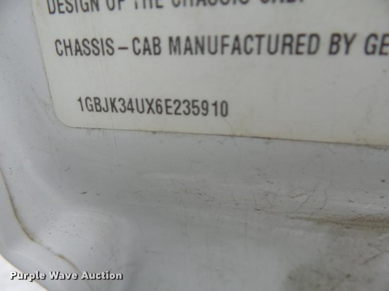 image for item DB1268 2006 Chevrolet Silverado 3500 flatbed pickup truck