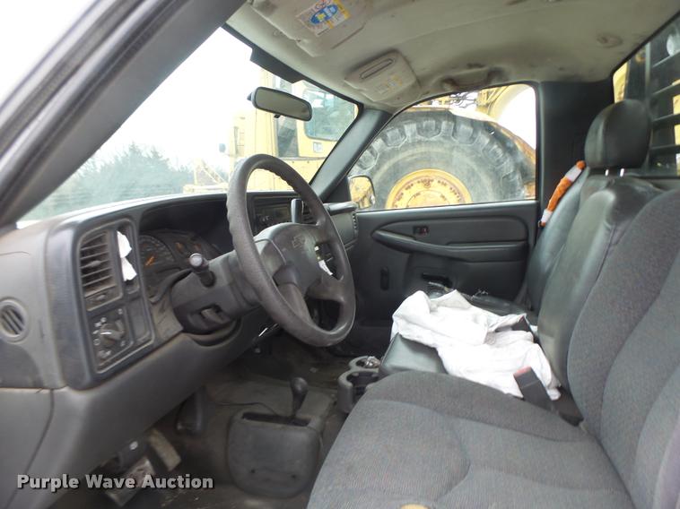 image for item DB1268 2006 Chevrolet Silverado 3500 flatbed pickup truck