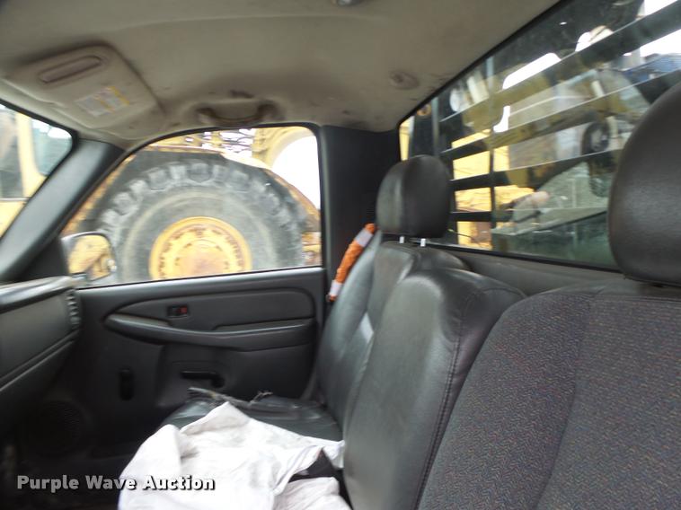 image for item DB1268 2006 Chevrolet Silverado 3500 flatbed pickup truck