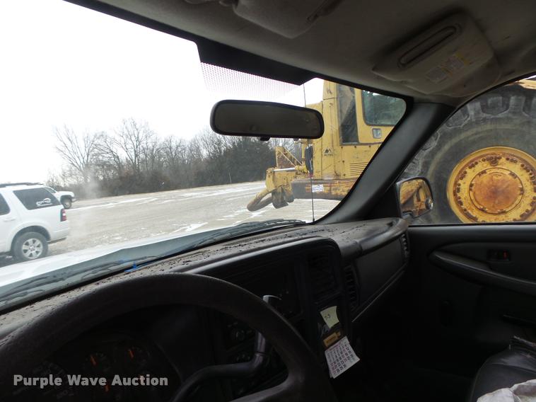 image for item DB1268 2006 Chevrolet Silverado 3500 flatbed pickup truck