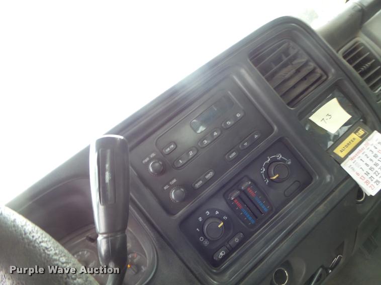 image for item DB1268 2006 Chevrolet Silverado 3500 flatbed pickup truck