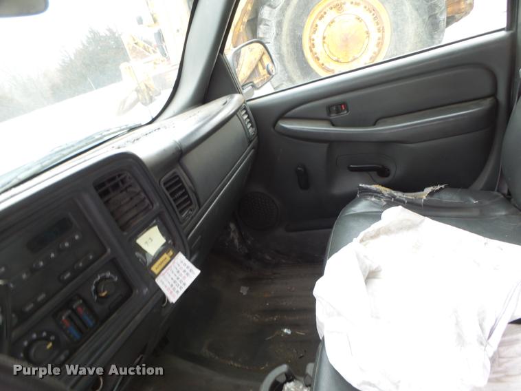 image for item DB1268 2006 Chevrolet Silverado 3500 flatbed pickup truck