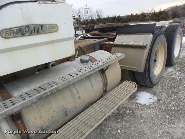 image for item DB1278 1989 Freightliner semi truck