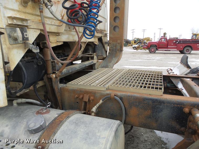 image for item DB1278 1989 Freightliner semi truck