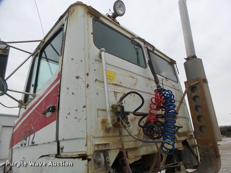 image for item DB1278 1989 Freightliner semi truck