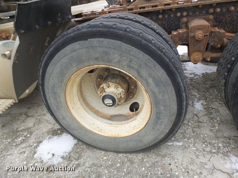 image for item DB1278 1989 Freightliner semi truck