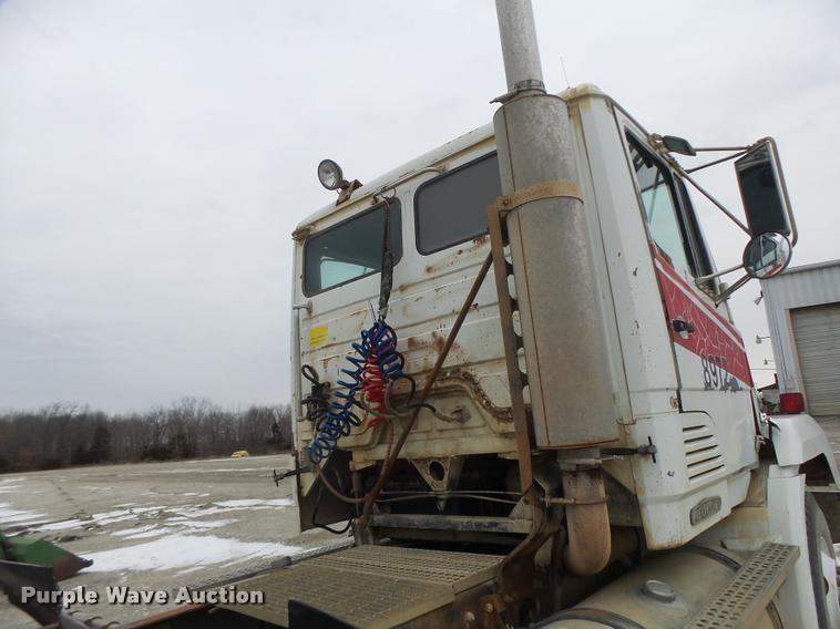 image for item DB1278 1989 Freightliner semi truck