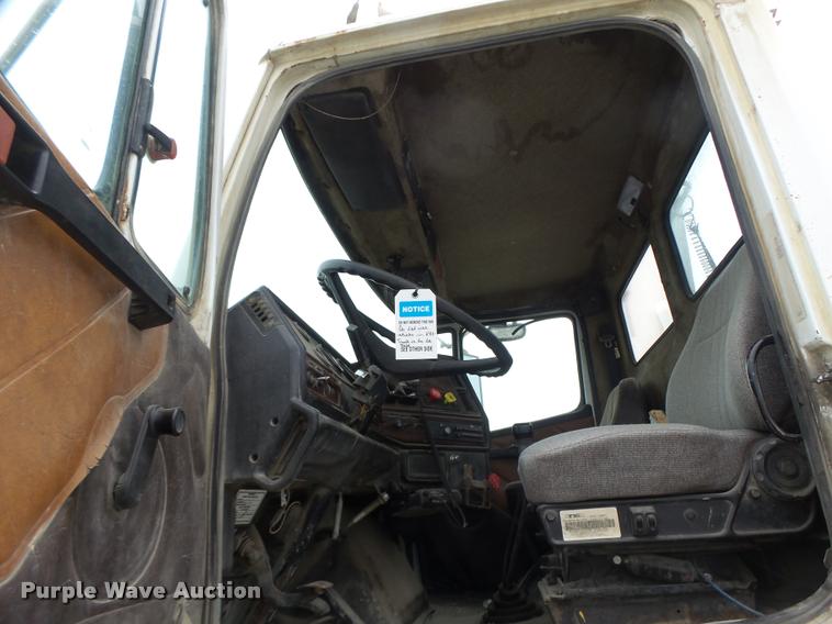 image for item DB1278 1989 Freightliner semi truck