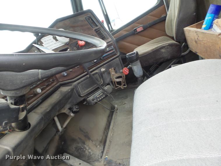 image for item DB1278 1989 Freightliner semi truck