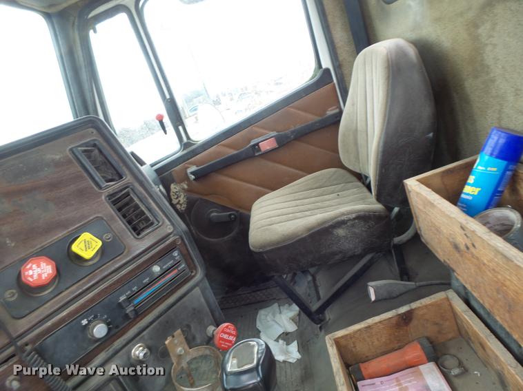 image for item DB1278 1989 Freightliner semi truck