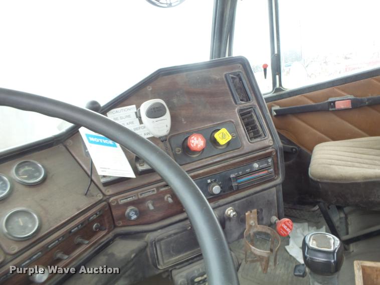 image for item DB1278 1989 Freightliner semi truck