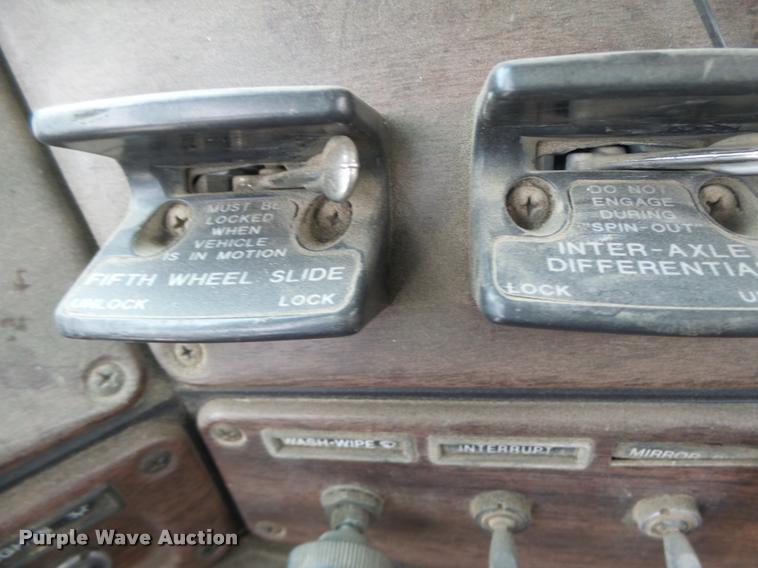 image for item DB1278 1989 Freightliner semi truck