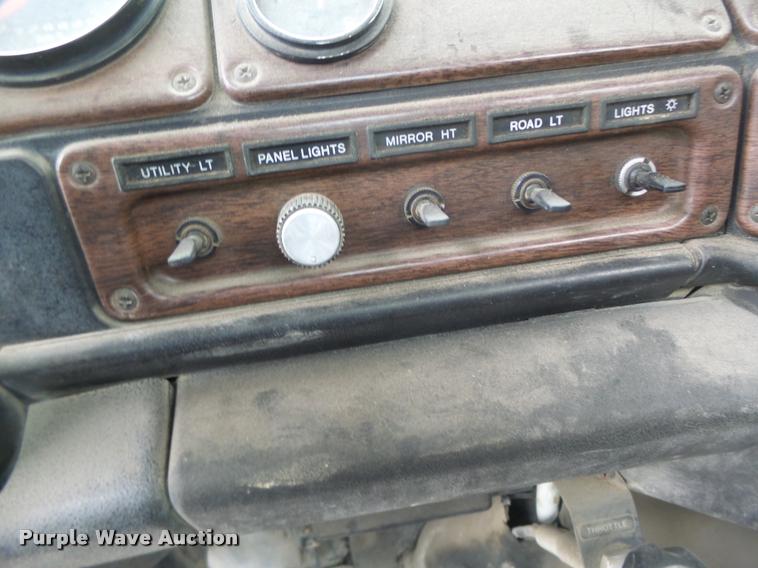 image for item DB1278 1989 Freightliner semi truck