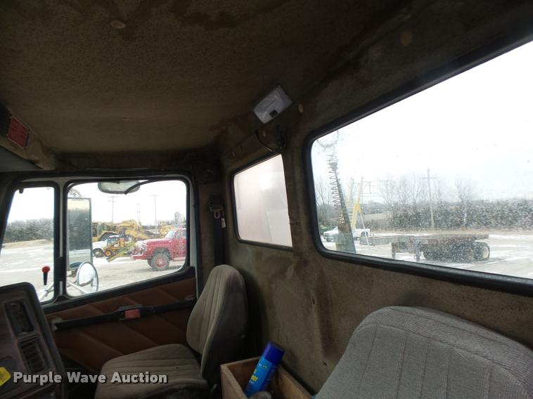 image for item DB1278 1989 Freightliner semi truck