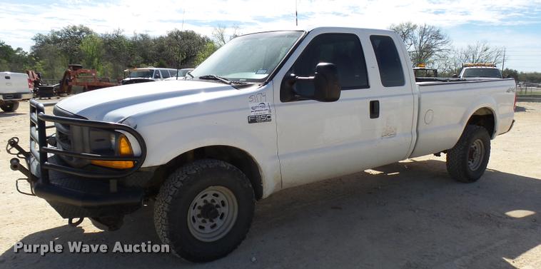 image for item DB2432 2001 Ford F350 Super Duty SuperCab pickup truck