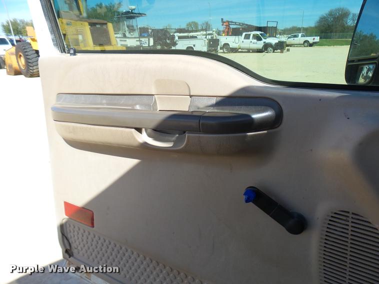 image for item DB2432 2001 Ford F350 Super Duty SuperCab pickup truck