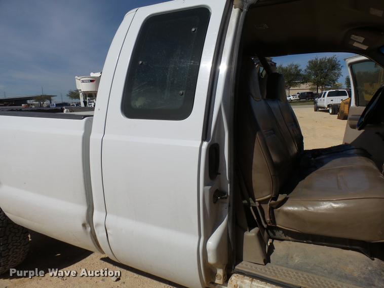 image for item DB2432 2001 Ford F350 Super Duty SuperCab pickup truck