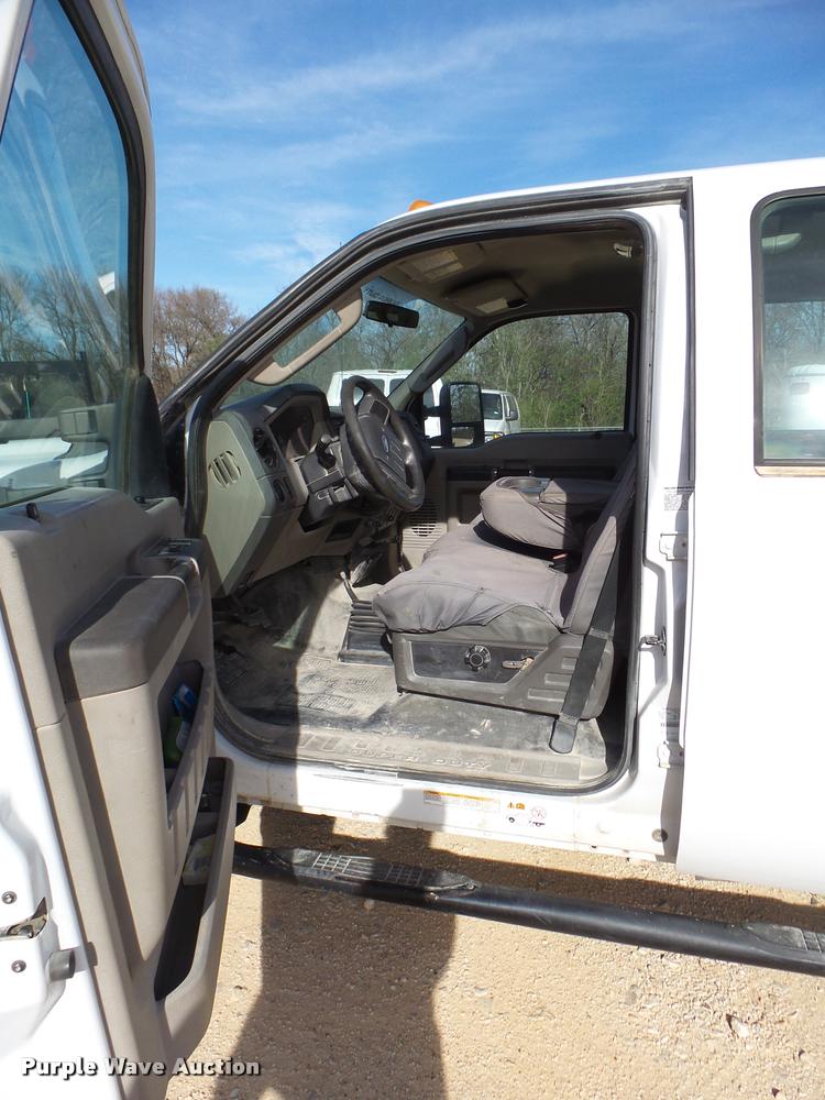 image for item DB2438 2009 Ford F550 Super Duty Crew Cab truck cab and chassis