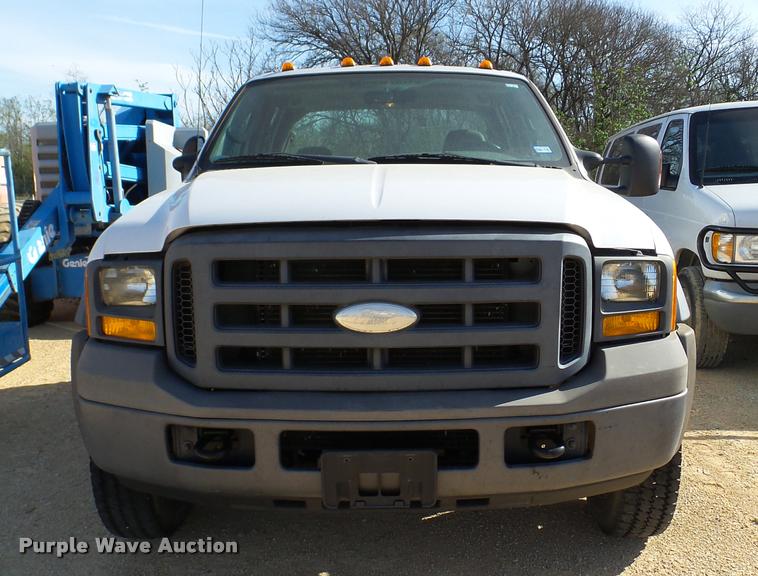 image for item DB2451 2005 Ford F550 Crew Cab truck cab and chassis